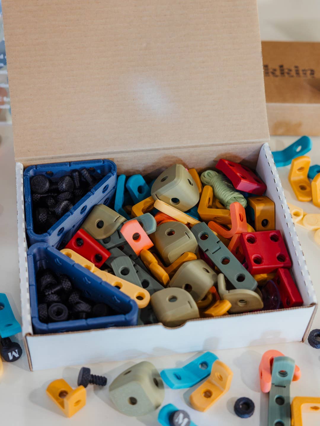 Makkin - The Cardboard Construction Toy