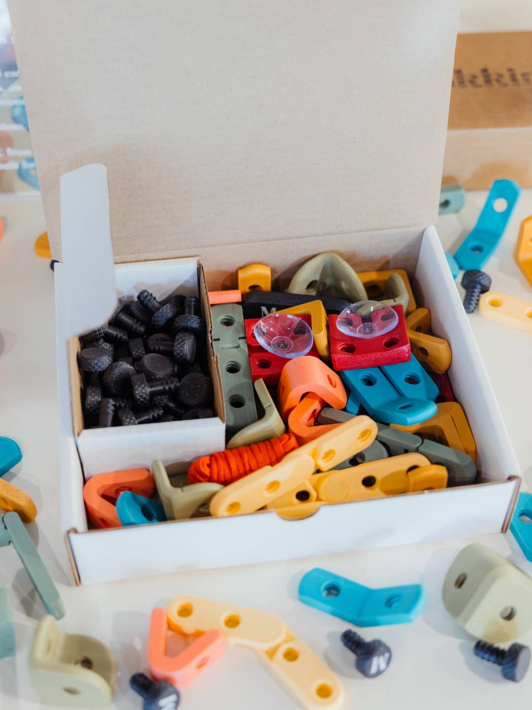 Makkin - The Cardboard Construction Toy