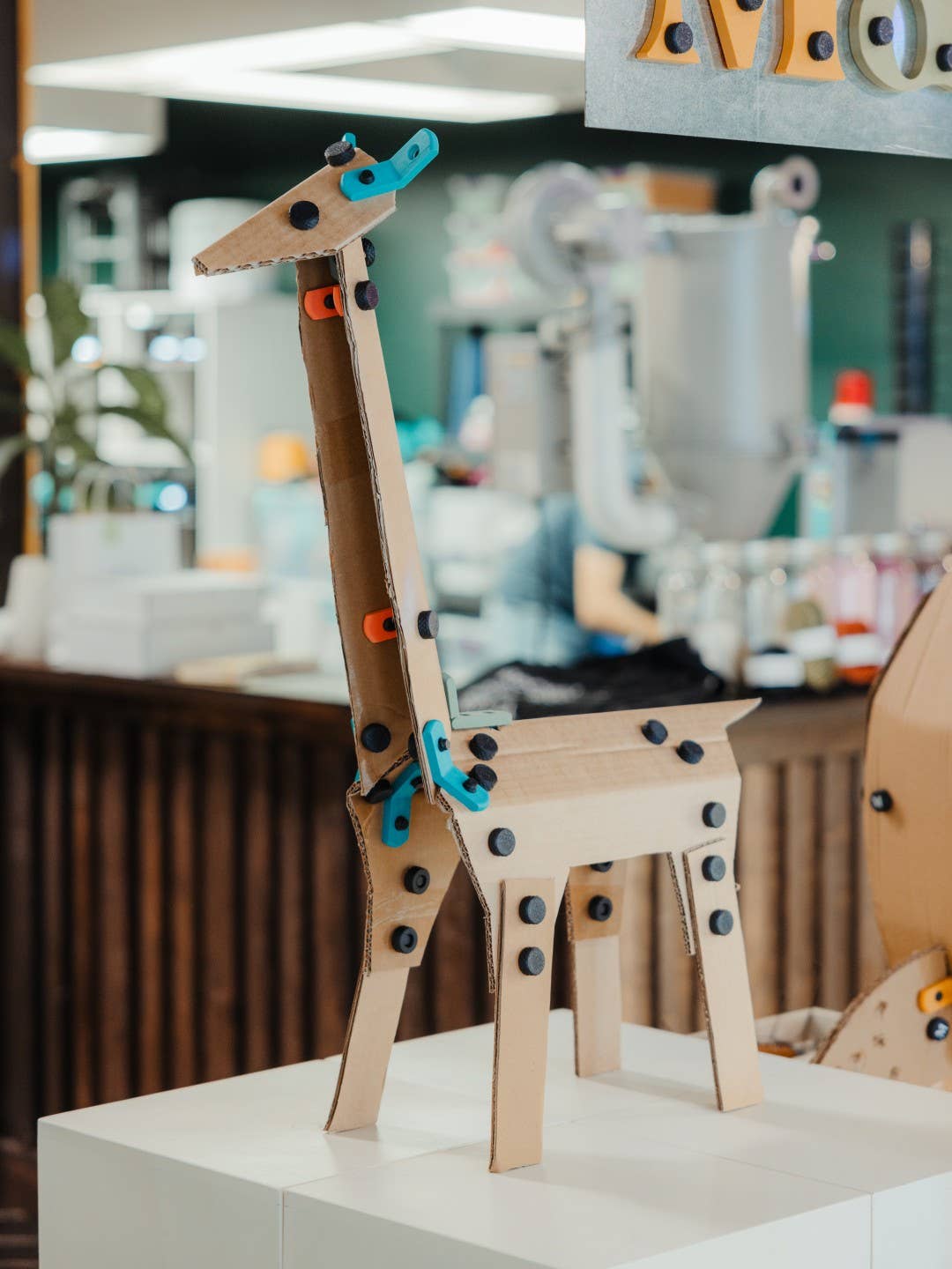 Makkin - The Cardboard Construction Toy